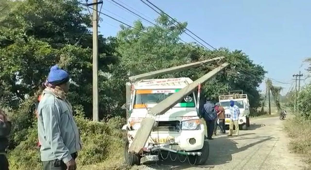 নিয়ন্ত্রণ হারিয়ে হাই ভোল্টেজ বিদ্যুতের খুঁটিতে ধাক্কা পিকআপ ভ্যানের