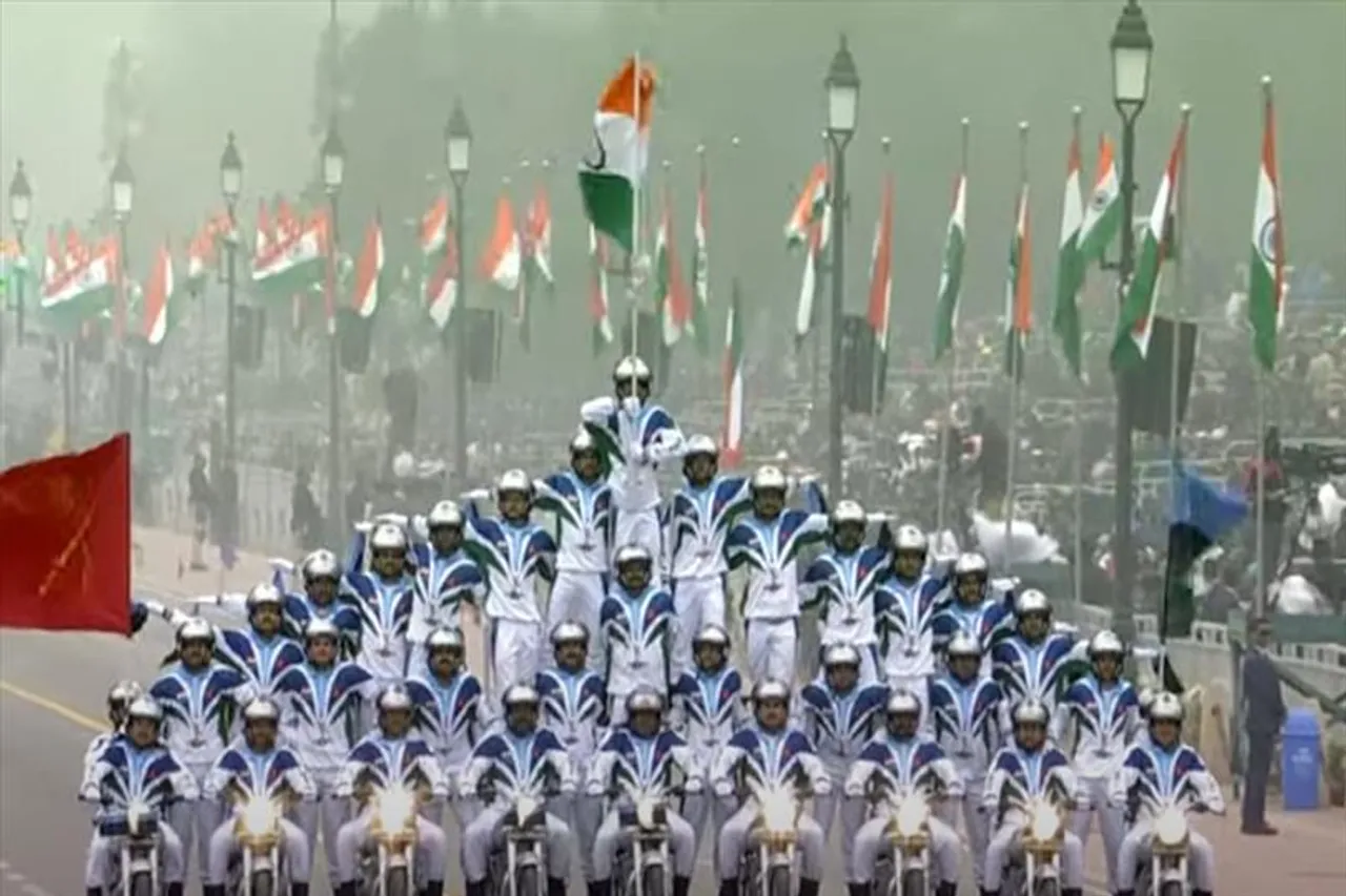 কর্তব্য পথে ডেয়ারডেভিল টিমের 'হিউম্যান পিরামিড' দেখে অবাক সকলে