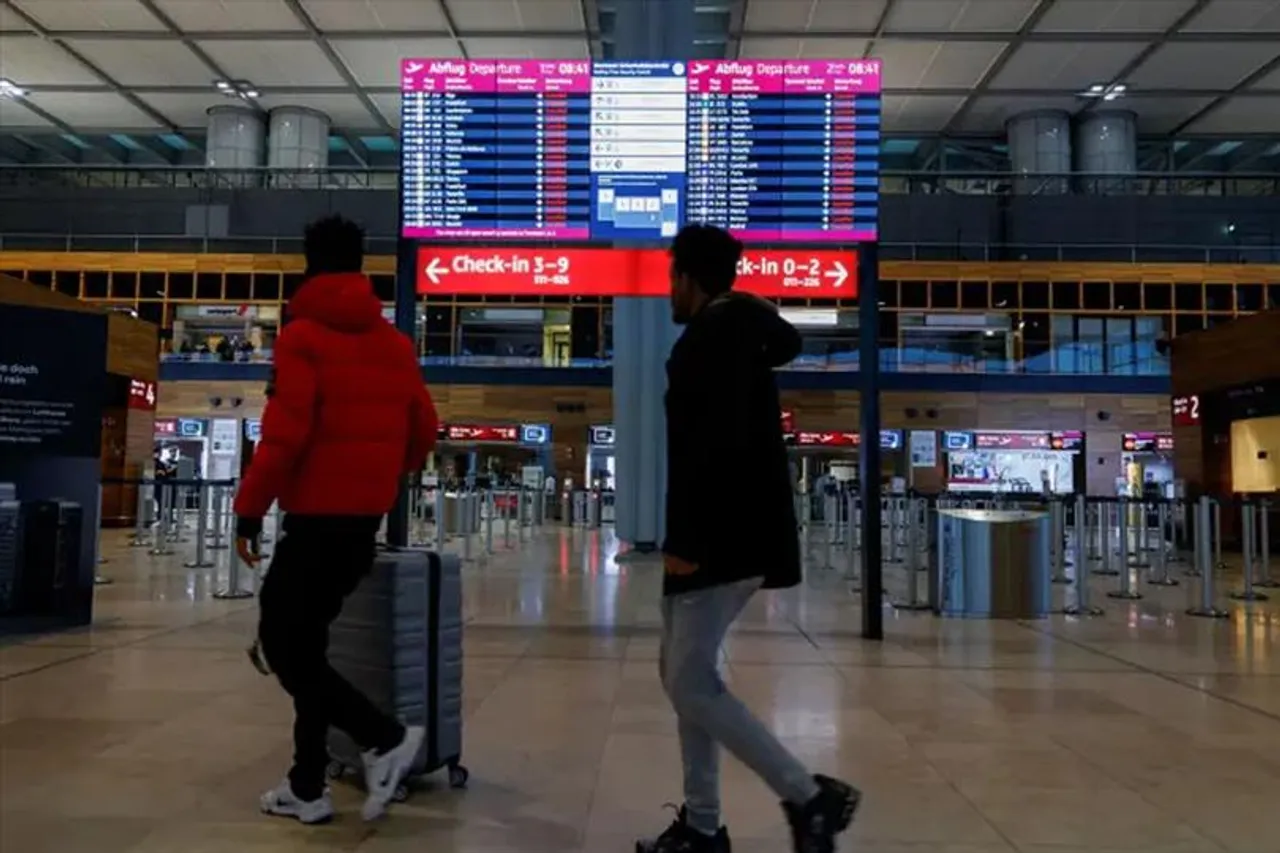 জার্মানির বিমানবন্দরে সব বিমান বাতিল