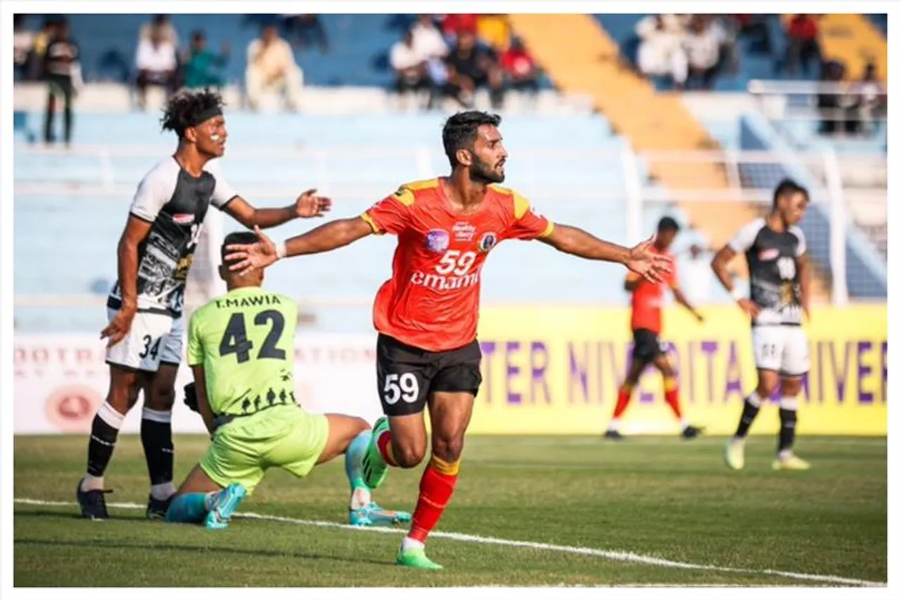 ইস্টবেঙ্গলের জার্সিতে সিংহ গর্জন