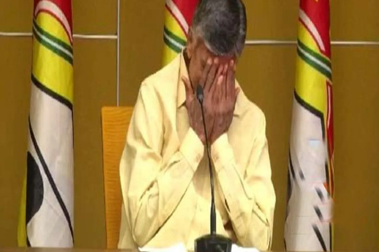 কান্নায় ভেঙ্গে পড়লেন মুখ্যমন্ত্রী, কেন জানেন?