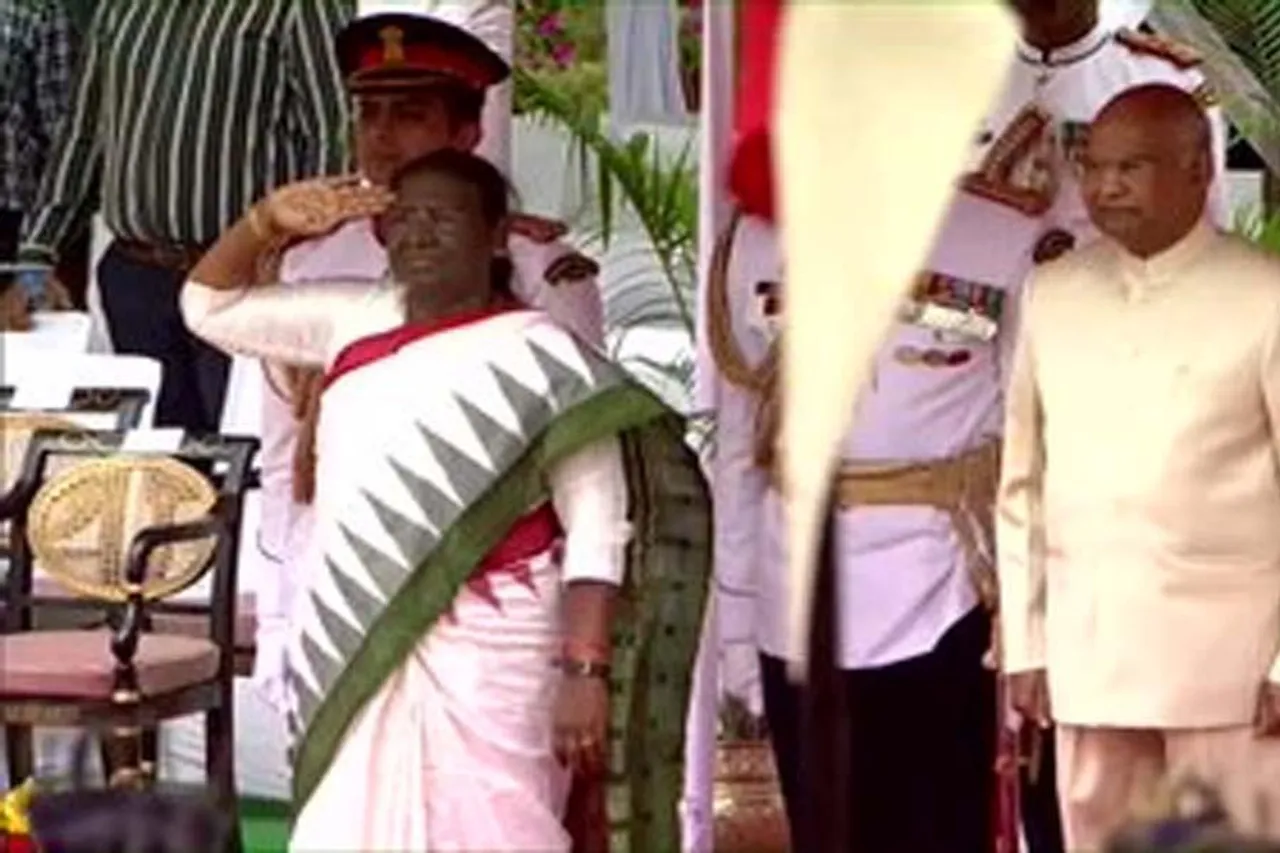 আনুষ্ঠানিক ভাবে অভিবাদন জানানো হল দ্রৌপদি মুর্মুকে