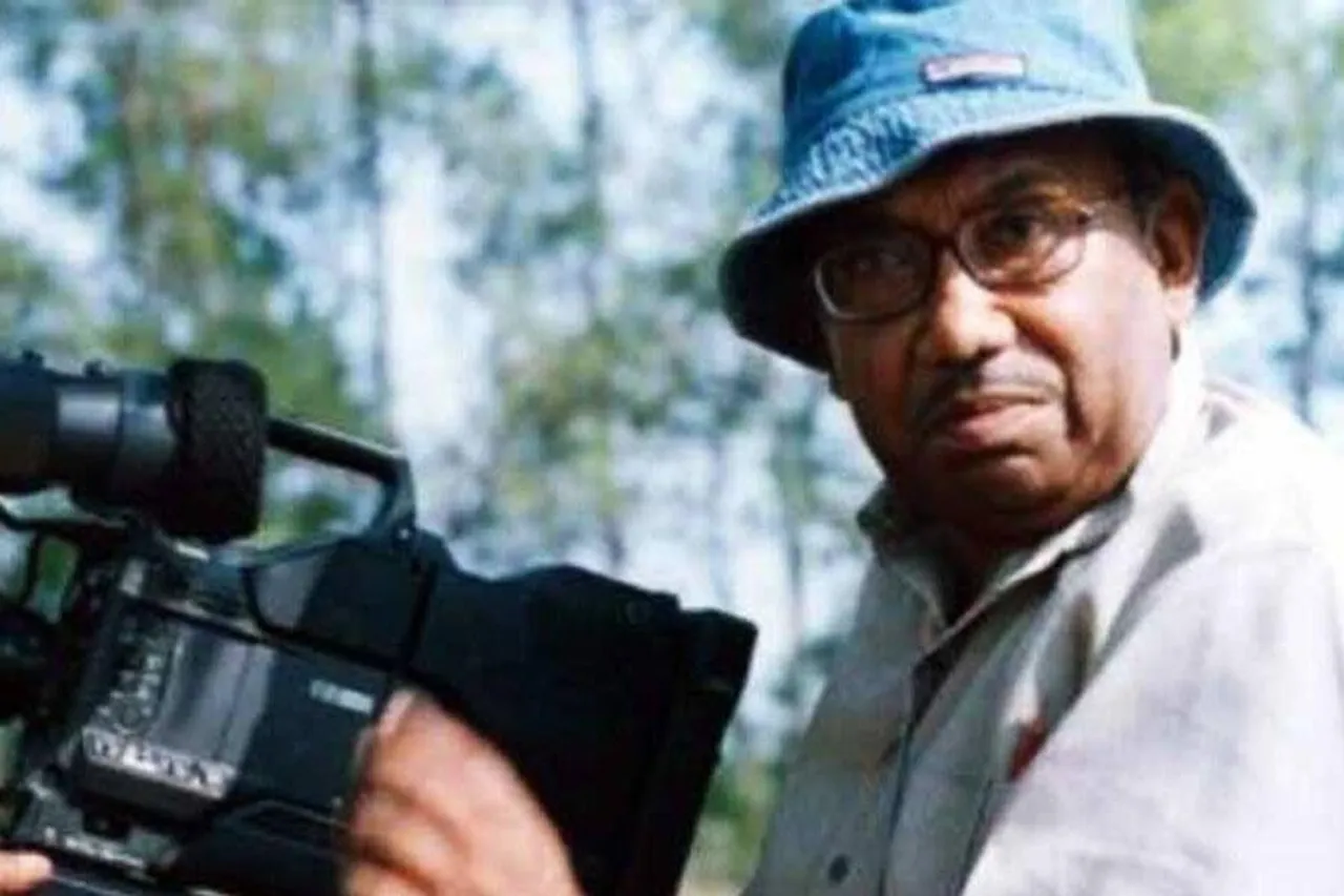 প্রয়াত পরিচালককে শ্রদ্ধা জানাচ্ছেন কলাকুশলীরা