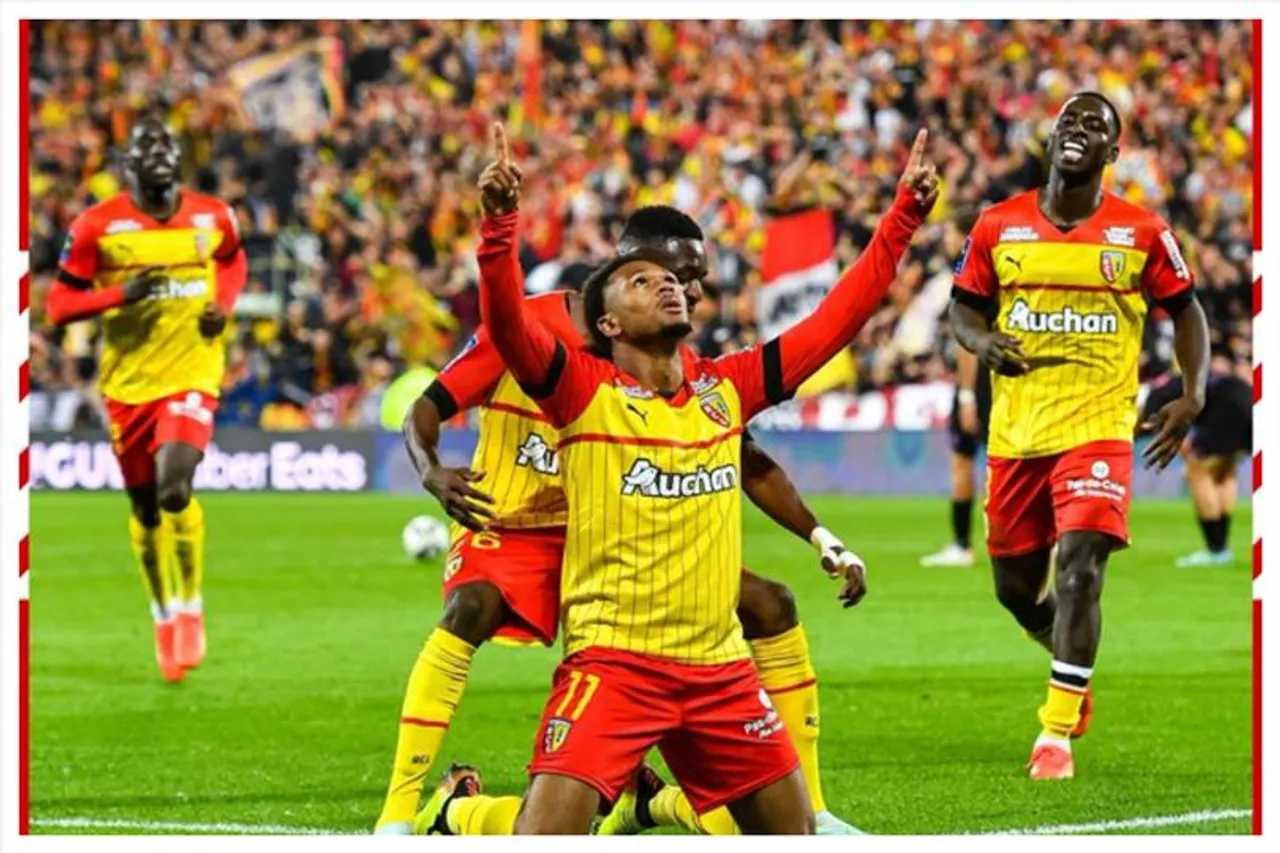 মেসিদের তাড়া করছে লেন্স