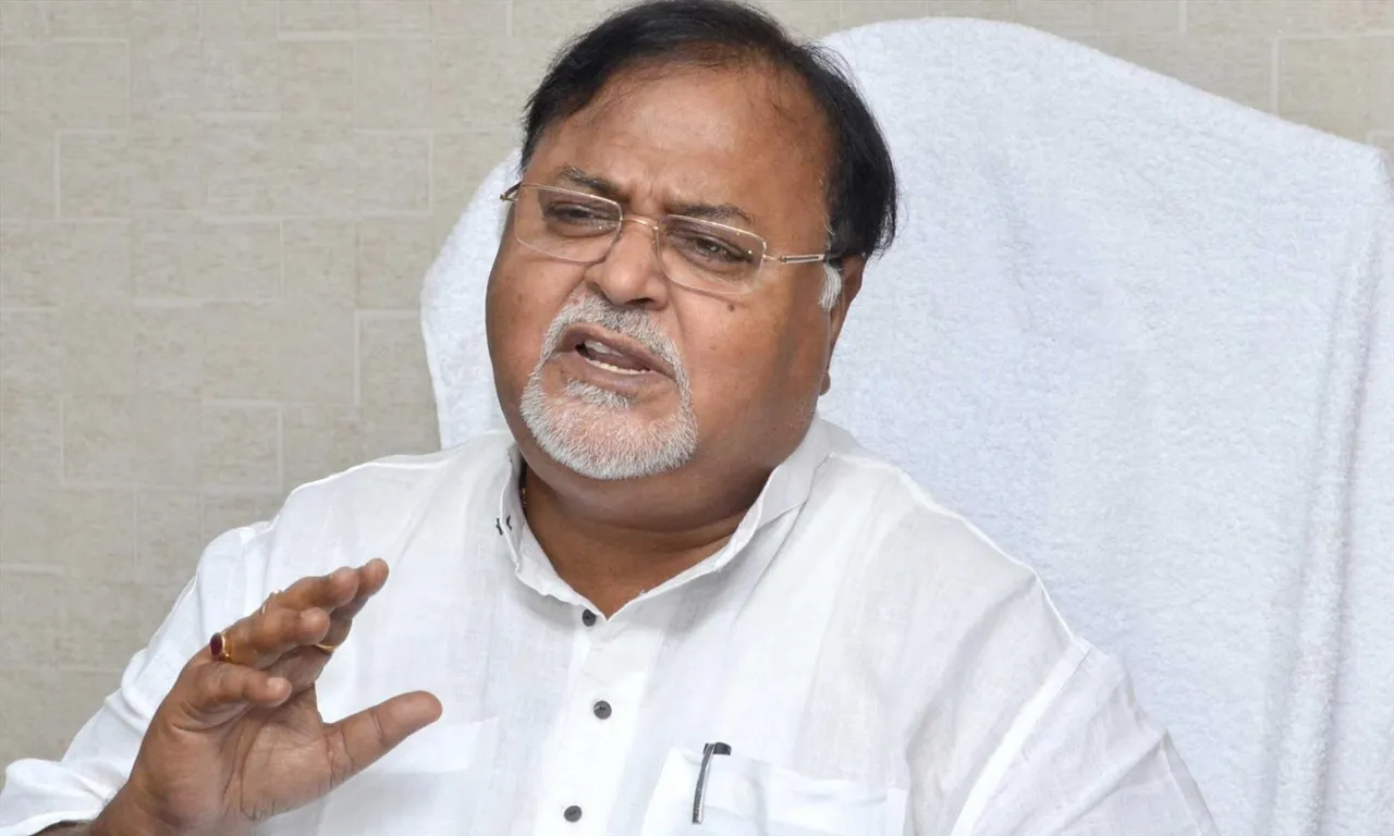 বেহালা পশ্চিমের প্রায় সব পুজোয় বাদ পার্থ