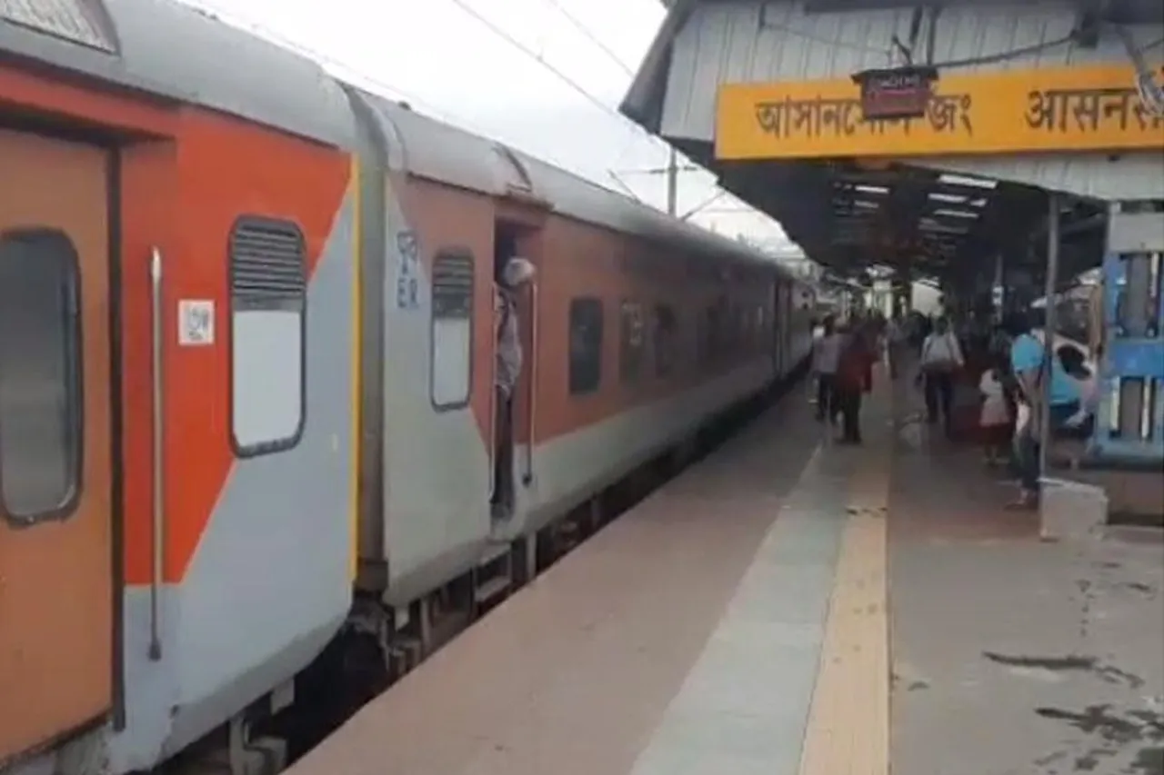 বিক্ষোভে স্তব্ধ ট্রেন চলাচল, সমস্যায় যাত্রীরা