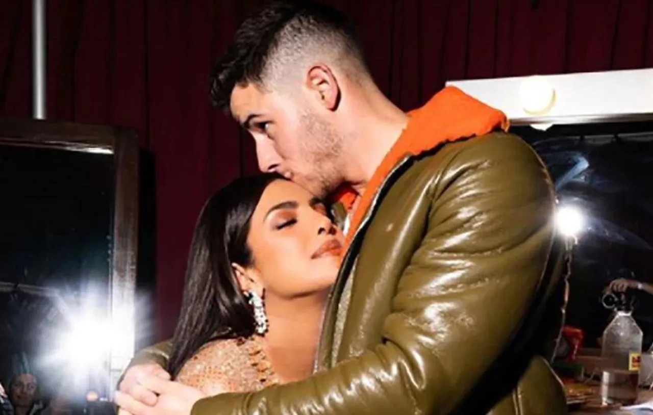 স্বামীর সঙ্গে খুনসুটি প্রিয়াঙ্কার, ভাইরাল 'হট' ছবি