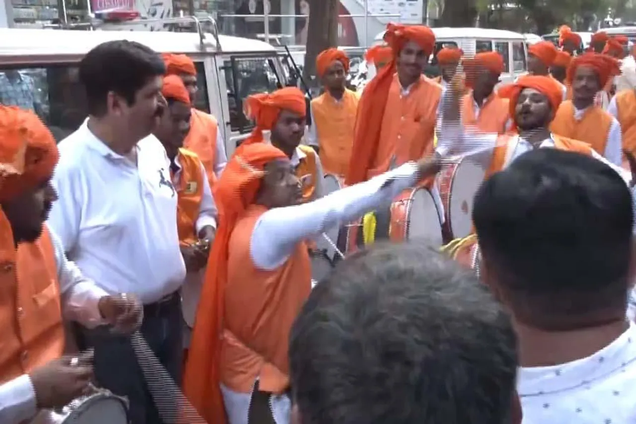 সুরাটে গেরুয়া উৎসব, দেখুন ভিডিও