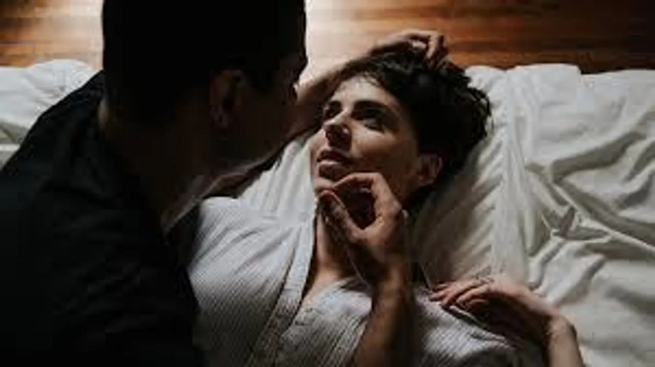 সম্পর্ক মজবুত করতে কি সত্যিই গুরুত্বপূর্ণ শারীরিক ঘনিষ্ঠতা?