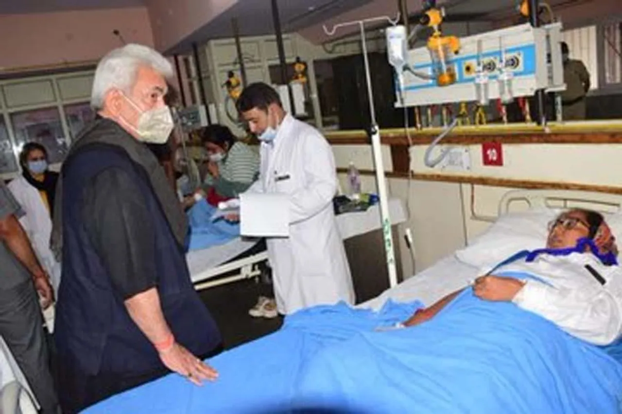 আহত তীর্থযাত্রীদের সঙ্গে দেখা করলেন মনোজ সিনহা