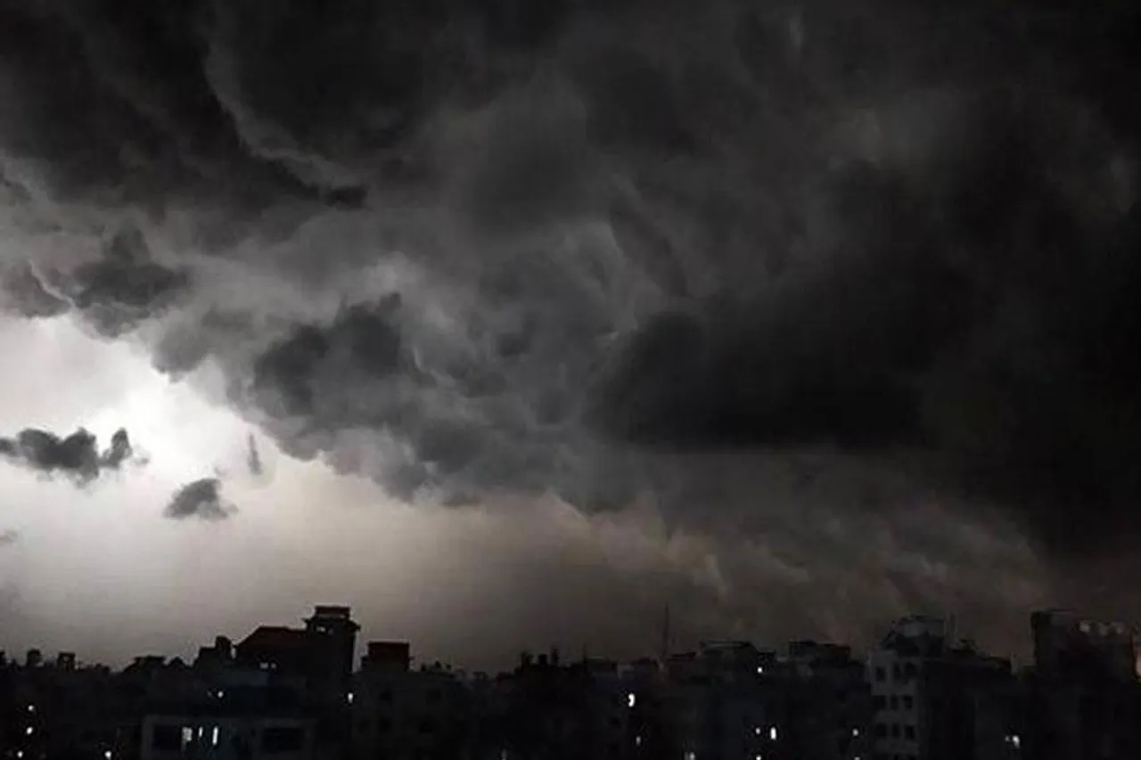 ২ ঘণ্টার মধ্যে ঝেঁপে বৃষ্টি নামতে চলেছে একাধিক জায়গায়