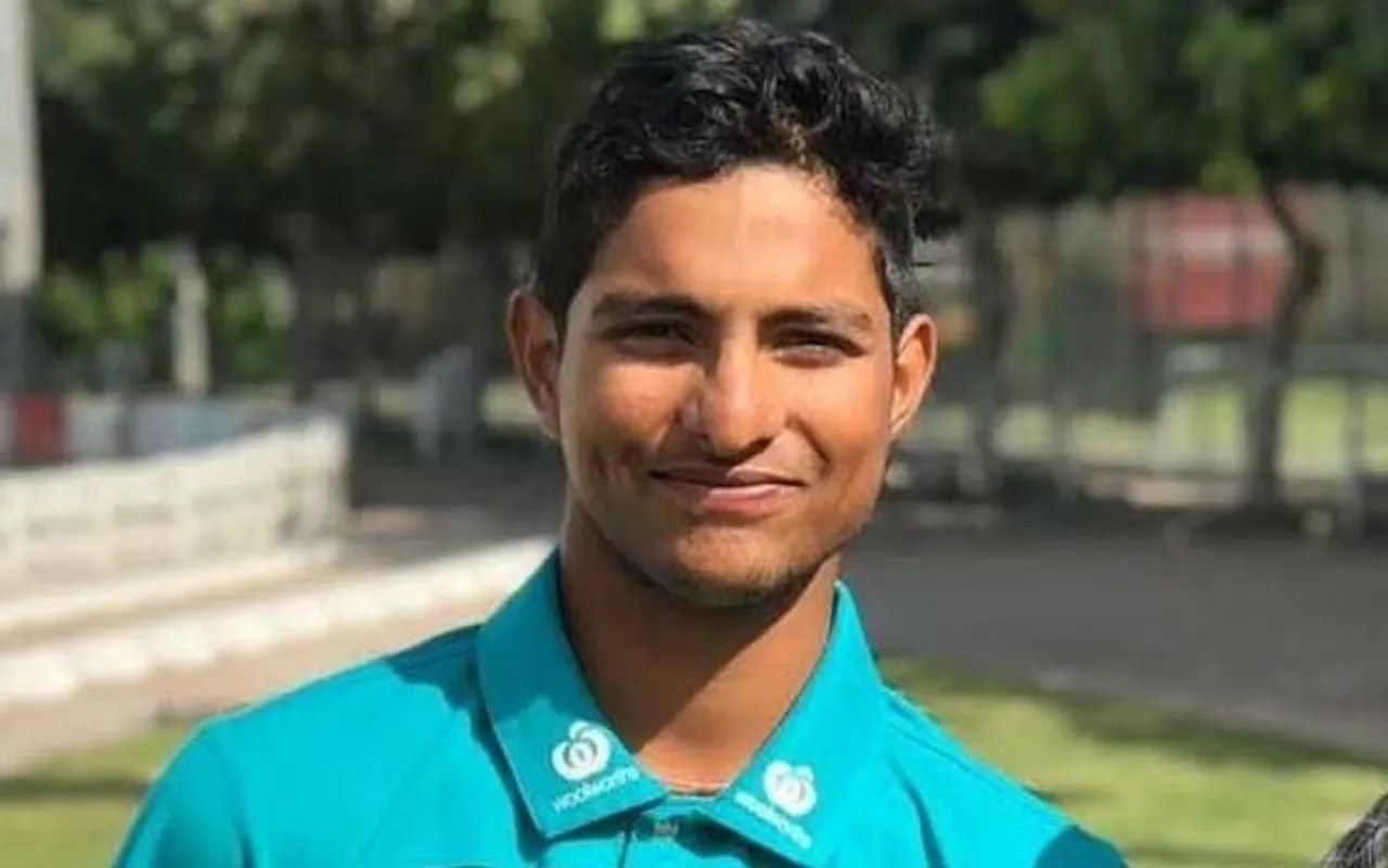 আলোচনার কেন্দ্রে সব্যসাচী নিবেথন