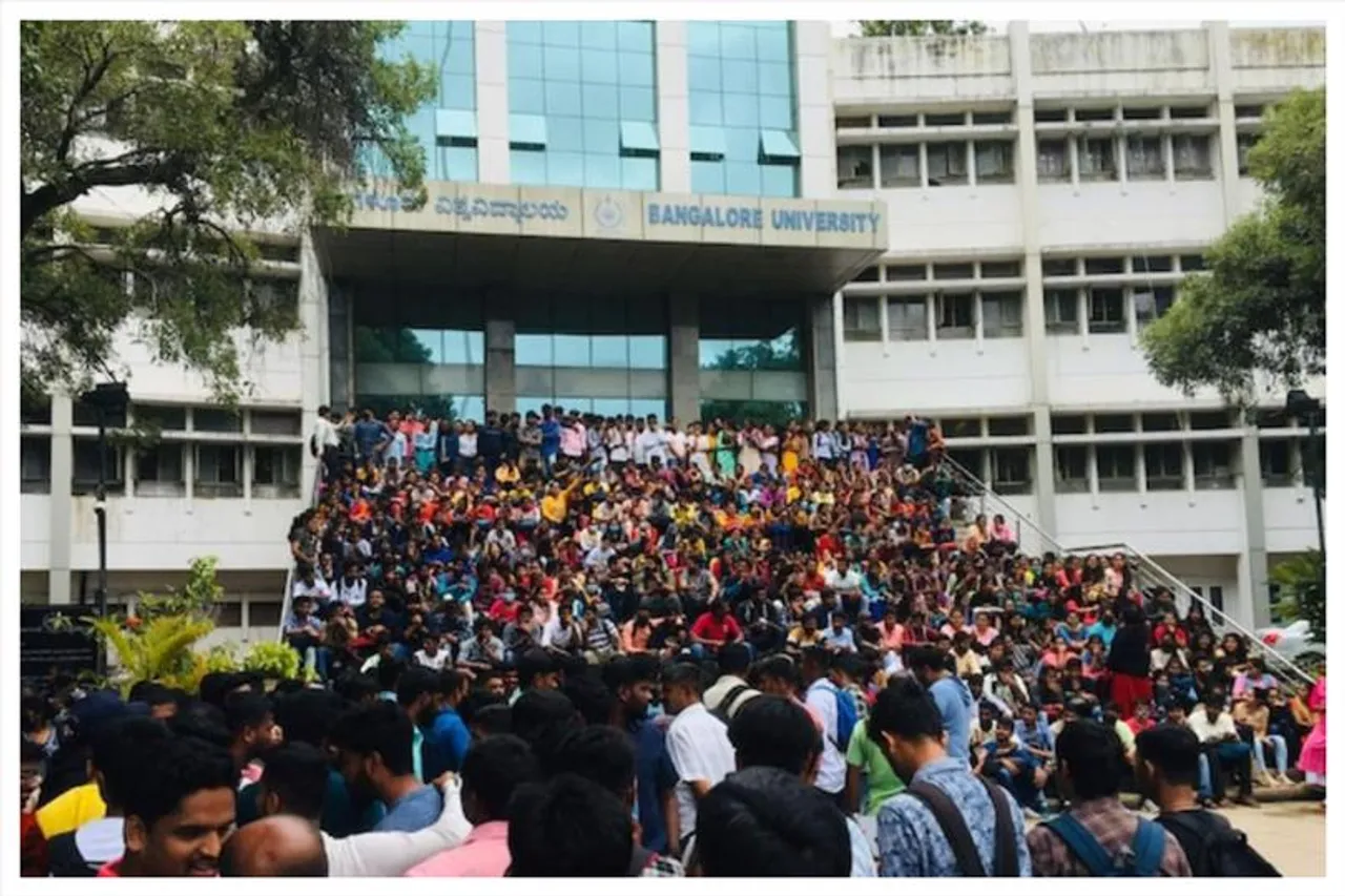 ক্যাম্পাসে মন্দির নির্মাণের বিরোধিতা করে বিক্ষোভ শিক্ষার্থীদের