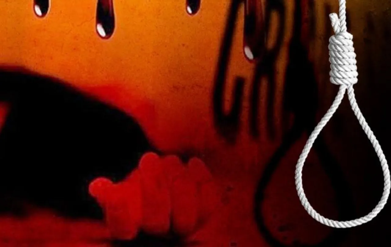 অবসাদে গলায় দড়ি মায়ের, পাশের ঘরে বসে জানতেই পারলেন না মোবাইলে ব্যস্ত মেয়ে