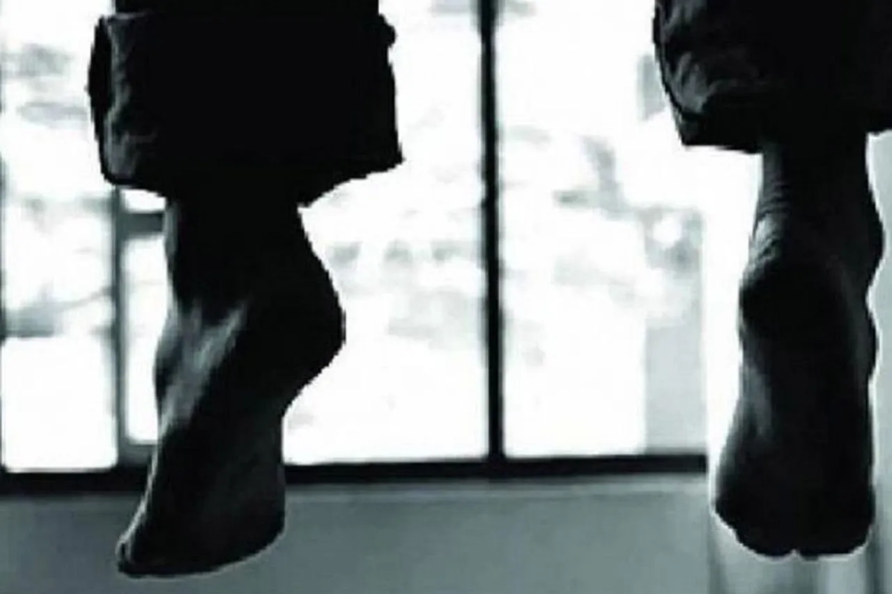 শিক্ষকের ঝুলন্ত দেহ উদ্ধার