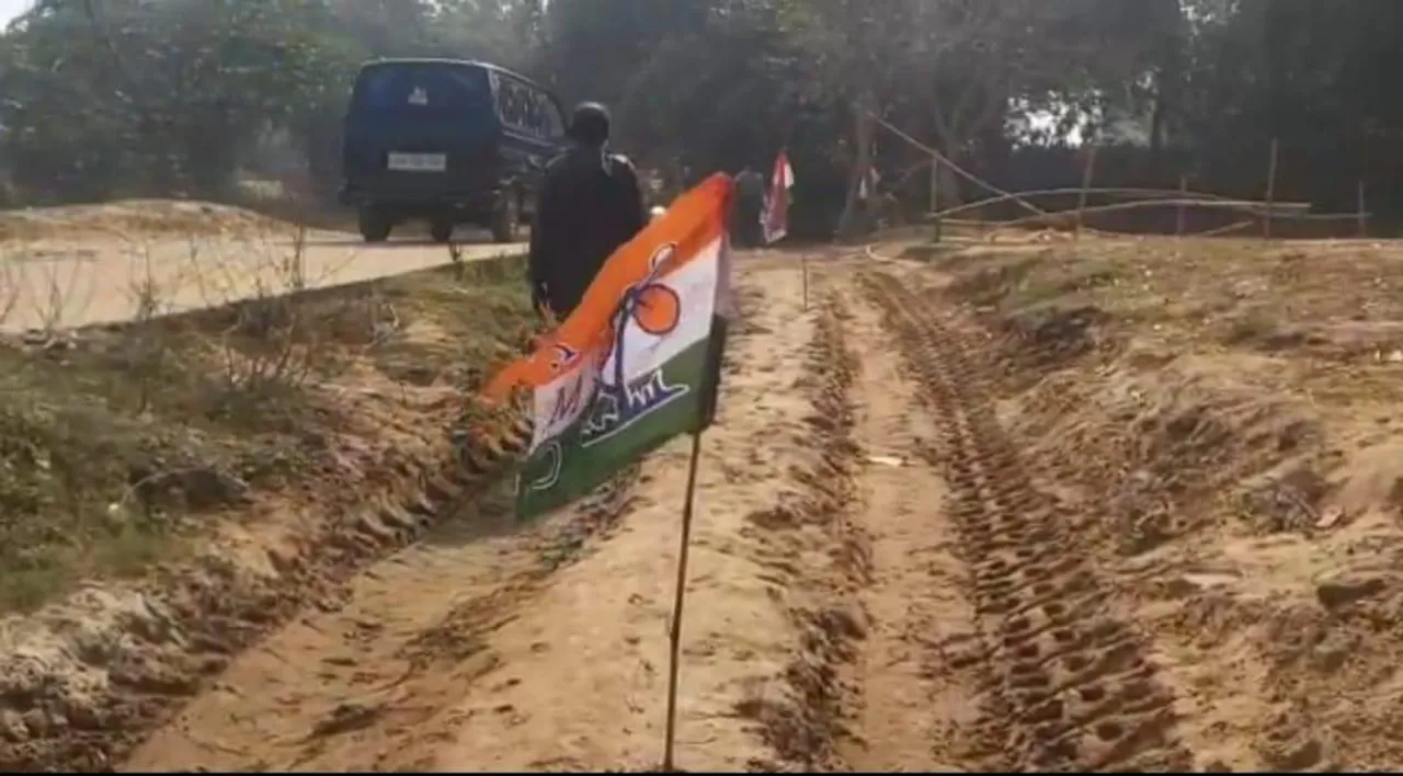 দলীয় পতাকা লাগিয়ে খাদান বন্ধ করলো তৃণমূল