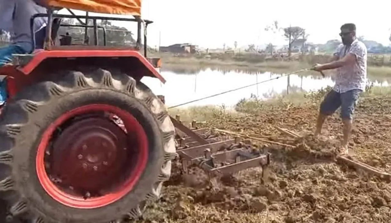 মাঠে চাষ করতে নেমে পড়লেন শিলাজিৎ