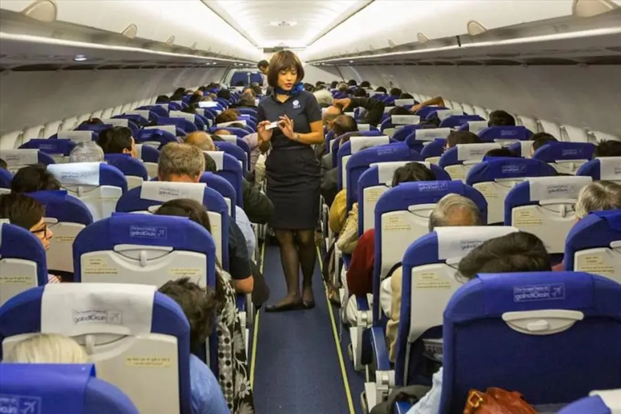 হিন্দি, ইংরেজি ভাষা না জানায় মহিলা যাত্রীকে ছাড়তে হল বিমানের আসন