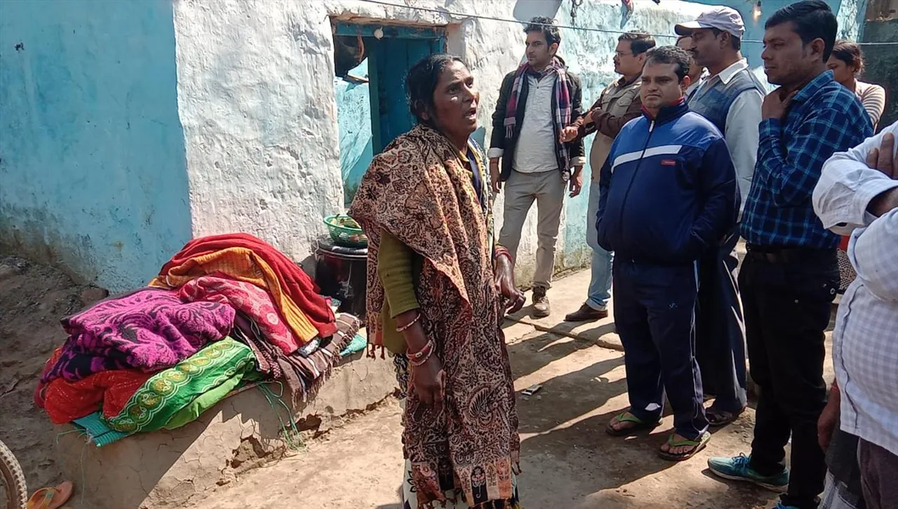 বাড়ির ভিতরে ধ্বস, আতঙ্কিত এলাকার মানুষ