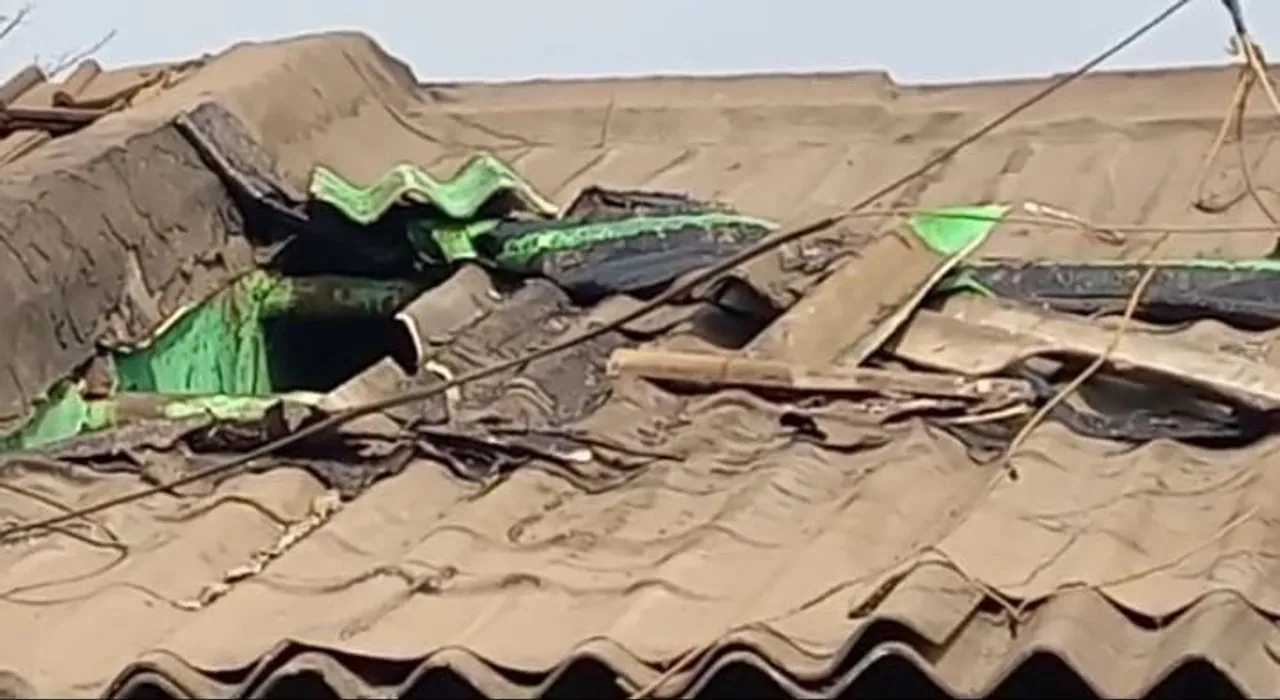 দোকানের অ্যাসবেস্টরের চাল কেটে চুরি