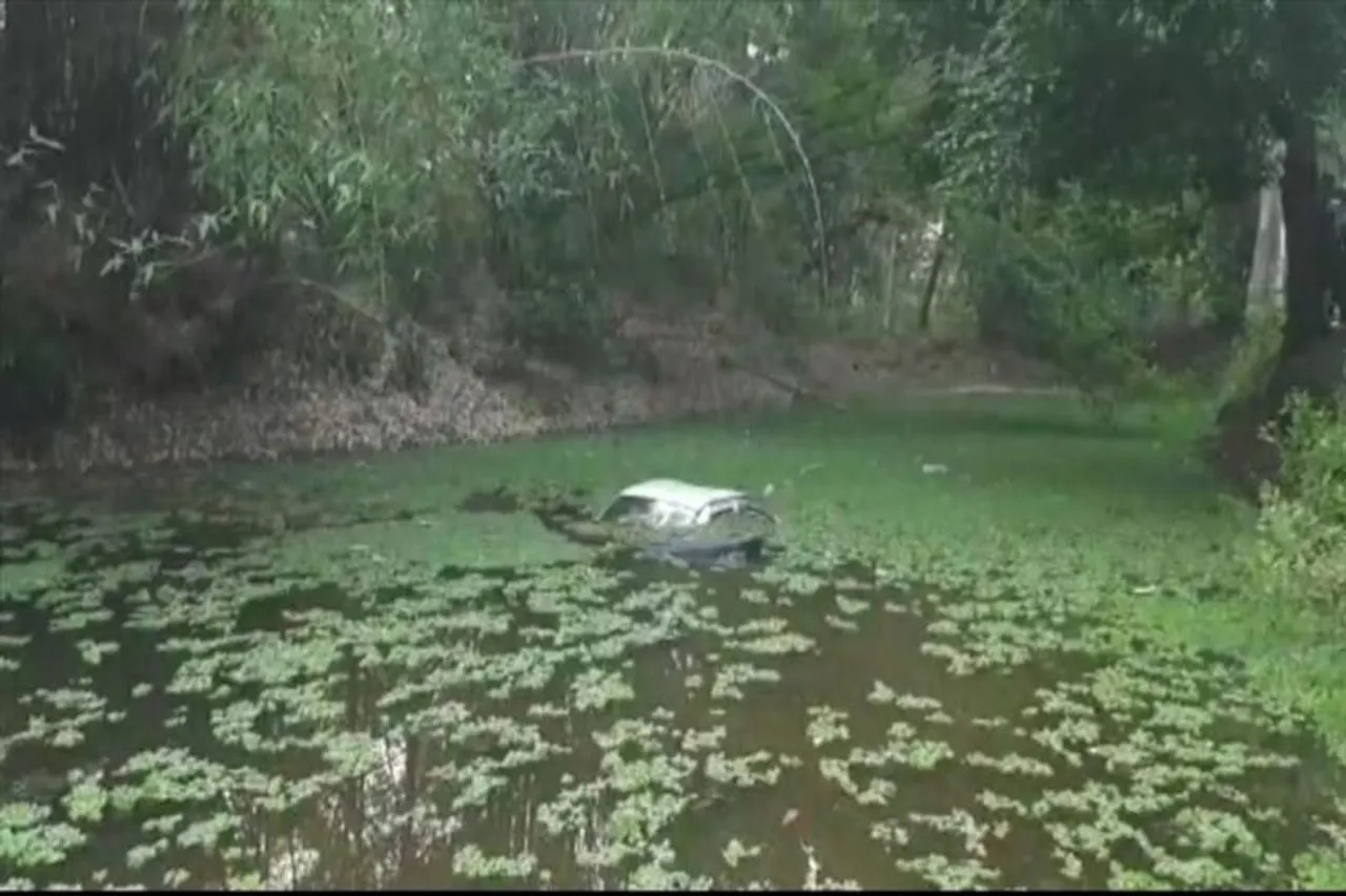 মৃতদেহ সৎকার করে ফেরার পথে পুকুরে ডুবল গাড়ি, মৃত একাধিক
