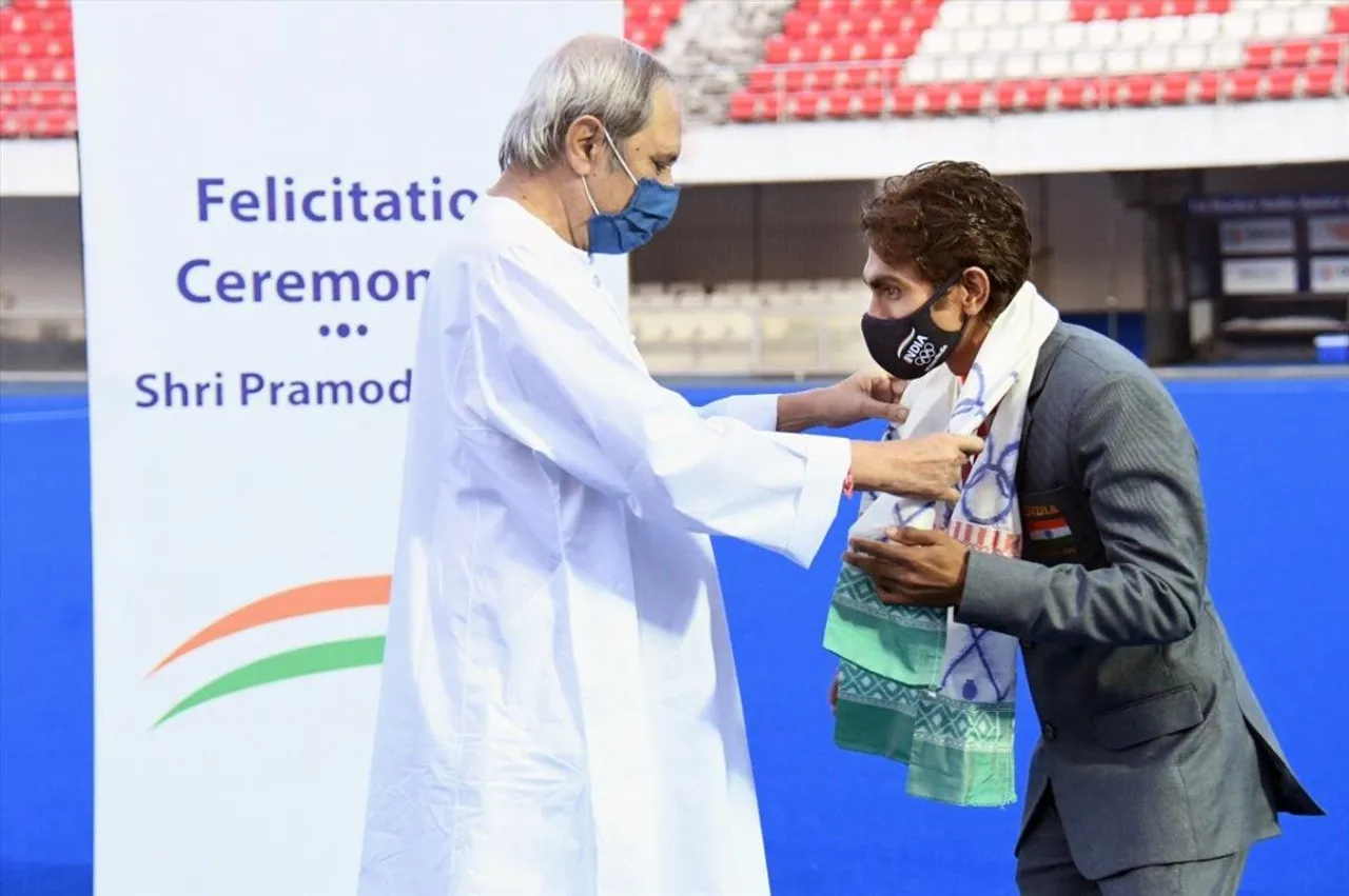 প্যারালিম্পিক্সে স্বর্ণ পদক জয়ী প্রমোদ ভগতকে সংবর্ধনা জানালেন ওড়িশার মুখ্যমন্ত্রী