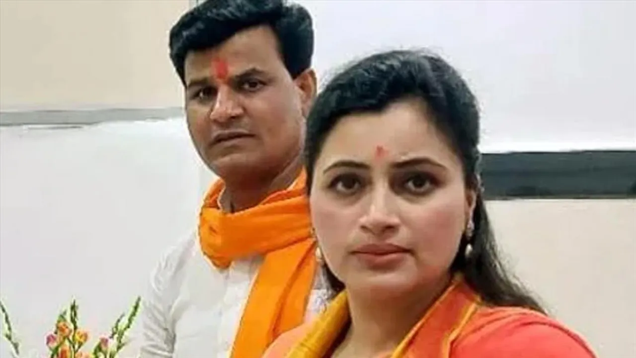 উমেশ কোলের বাড়ির সামনে হনুমান চালিশা পাঠ করলেন রানা দম্পতি