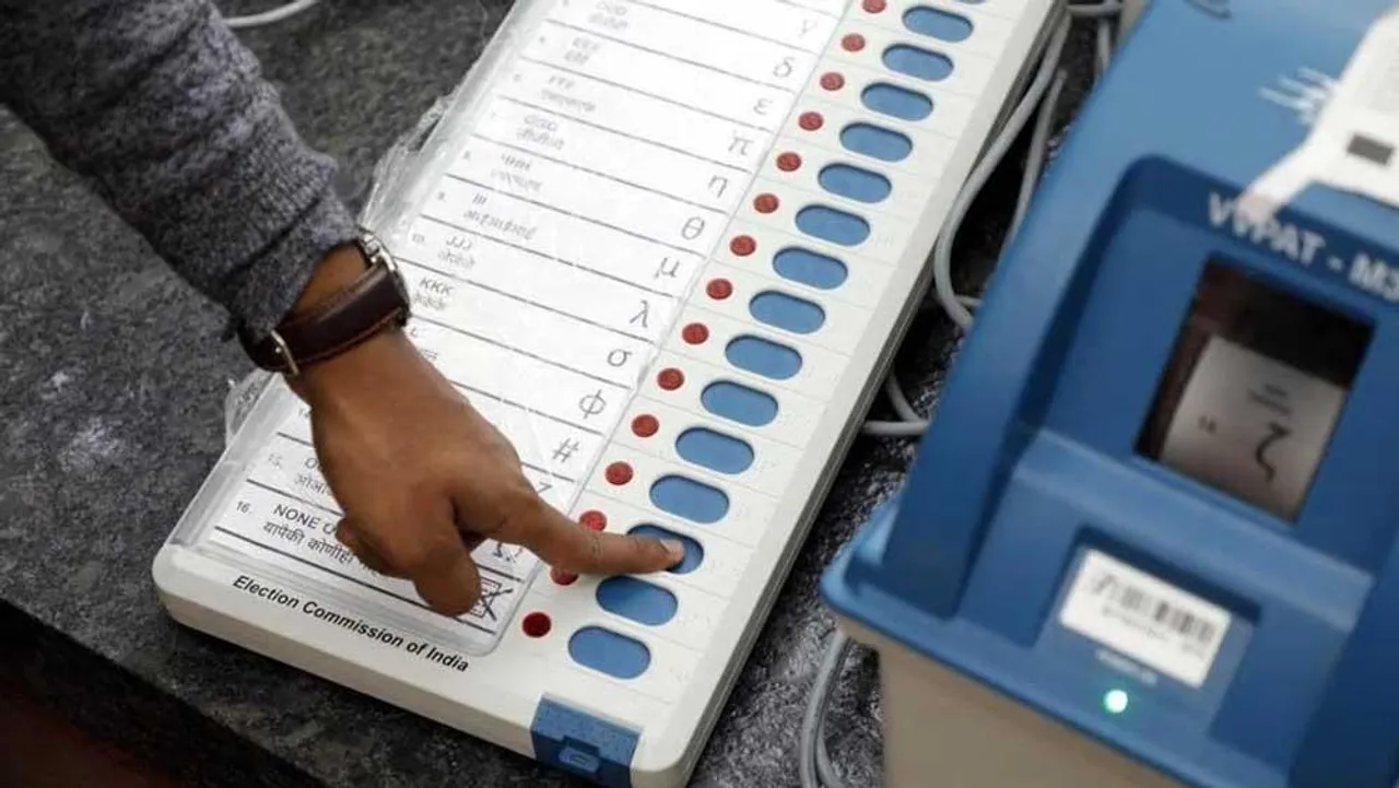 মোরাদাবাদে ২ ঘণ্টা ধরে ইভিএম খারাপের অভিযোগ