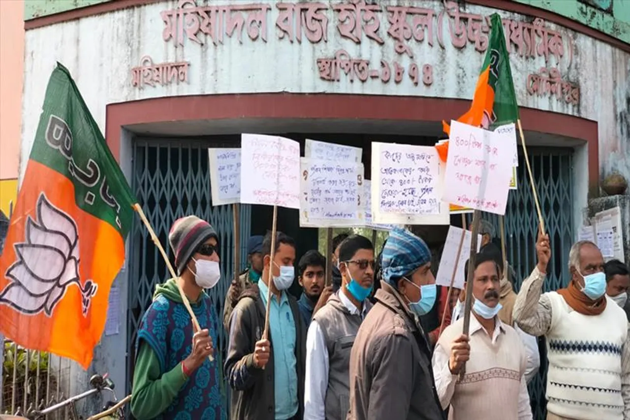 বিল্ডিং সংস্কারের নামে ছাত্রছাত্রীদের কাছ থেকে টাকা নেওয়ার অভিযোগ প্রধান শিক্ষকের বিরুদ্ধে