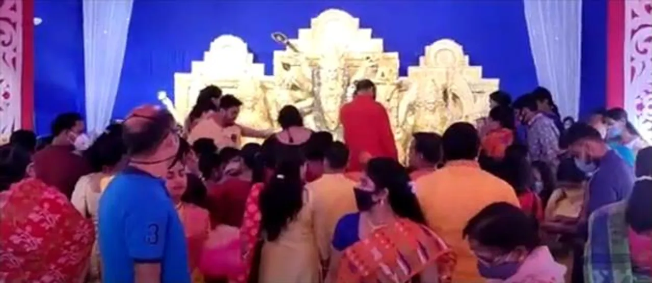 আসানসোলের বিভিন্ন মণ্ডপে পুষ্পাঞ্জলি দেওয়ার ভিড়, দেখুন ভিডিও