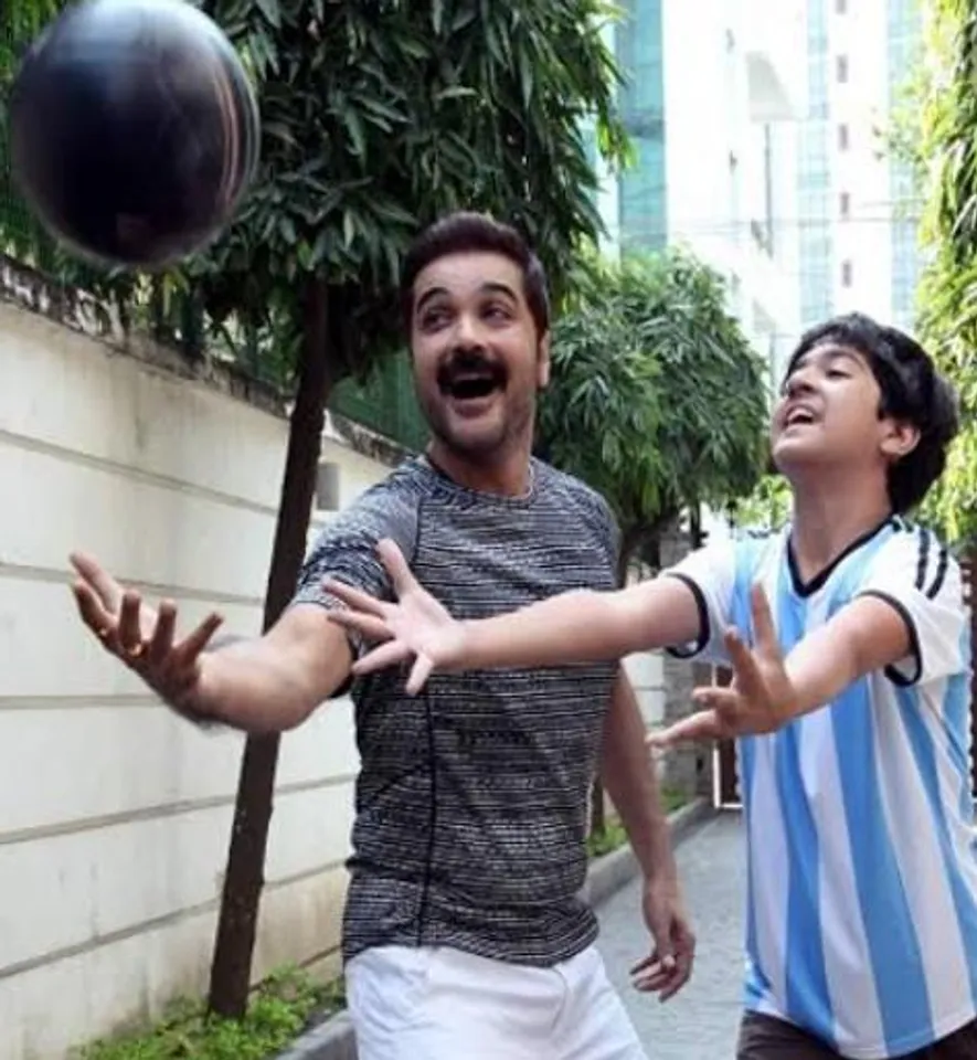 ছেলেকে নিয়ে ফুটবলে মজে প্রসেনজিৎ চ্যাটার্জী