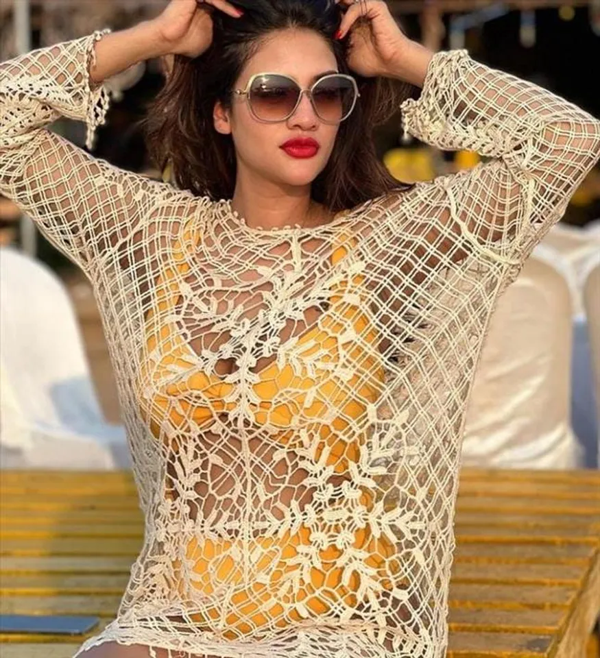 সমুদ্রের ধারে উষ্ণতা দ্বিগুণ বাড়িয়ে দিলেন নুসরত জাহান