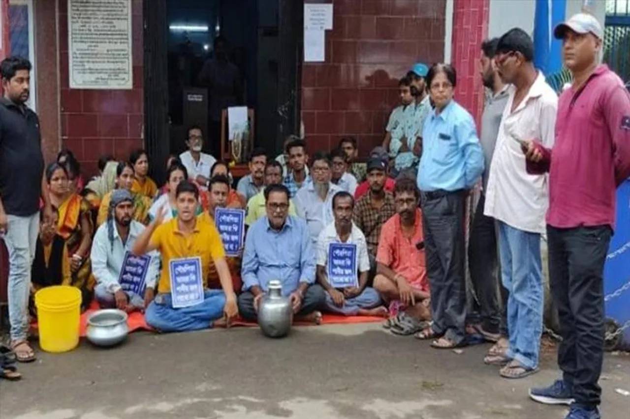 জল ঘোলা, নিজেই পুরসভায় অবস্থানে বসলেন ওয়ার্ড কাউন্সিলর