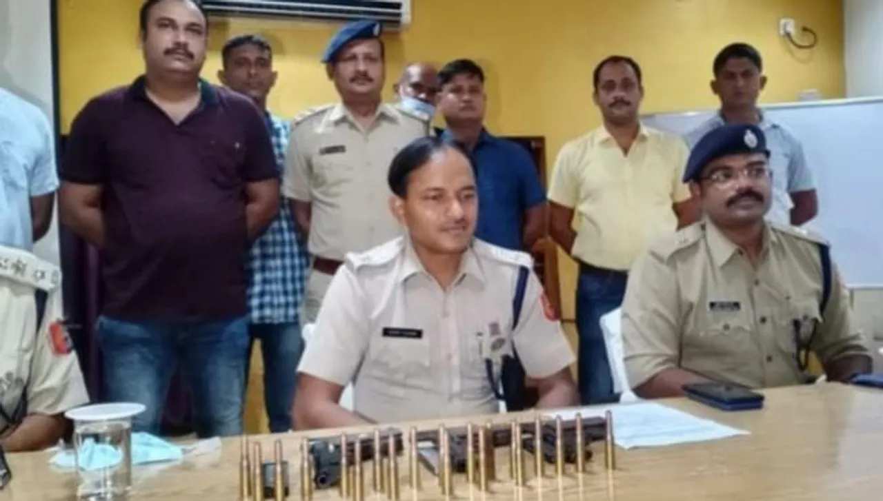 বিপুল অস্ত্র সহ গ্রেফতার ১