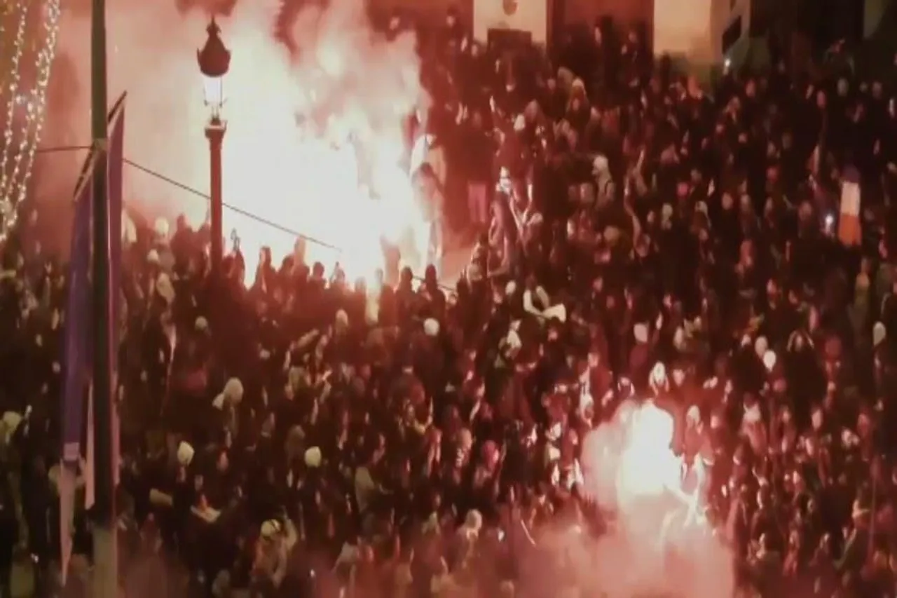 প্যারিসের রাস্তায় উন্মাদনায় পাগল ভক্তরা