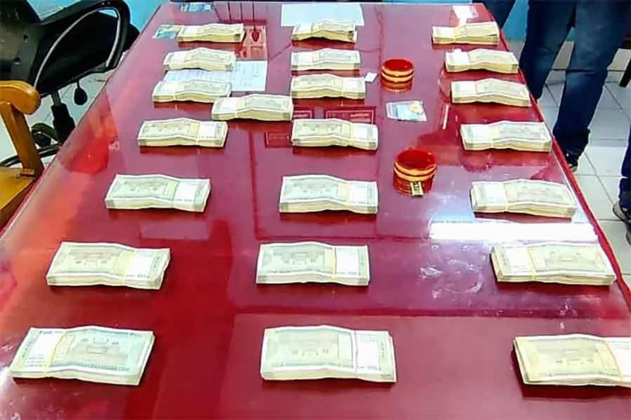 হাওড়া স্টেশনে উদ্ধার ১১ লাখ নগদ-সহ ৩ লাখ টাকার সোনা