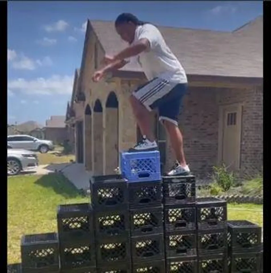 উপরে উঠতে গিয়েই মহাবিপদ!