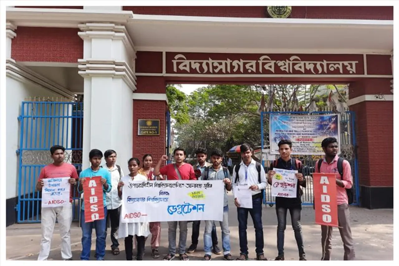 উপাচার্যহীন বিশ্ববিদ্যালয়, ফলাফল আটকে থাকার অভিযোগ