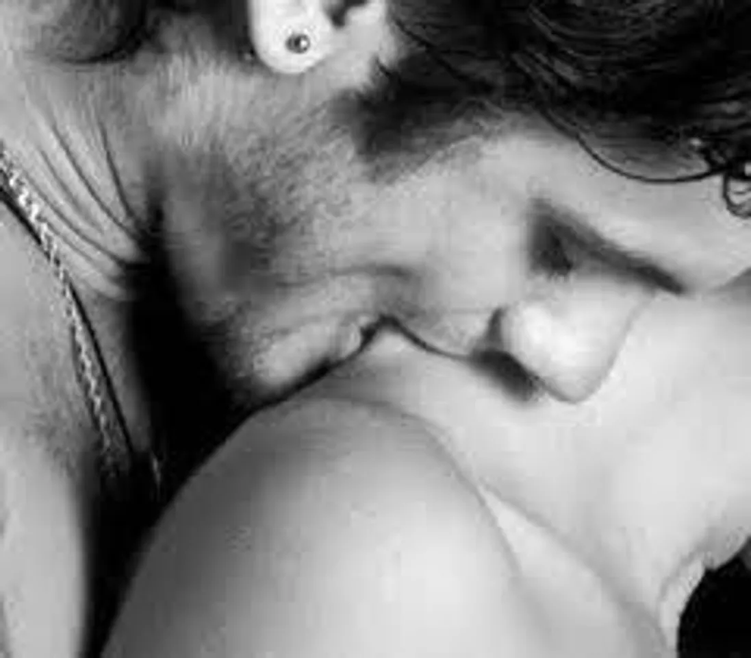 মুগদ্ধতায় বাড়ে প্রেম