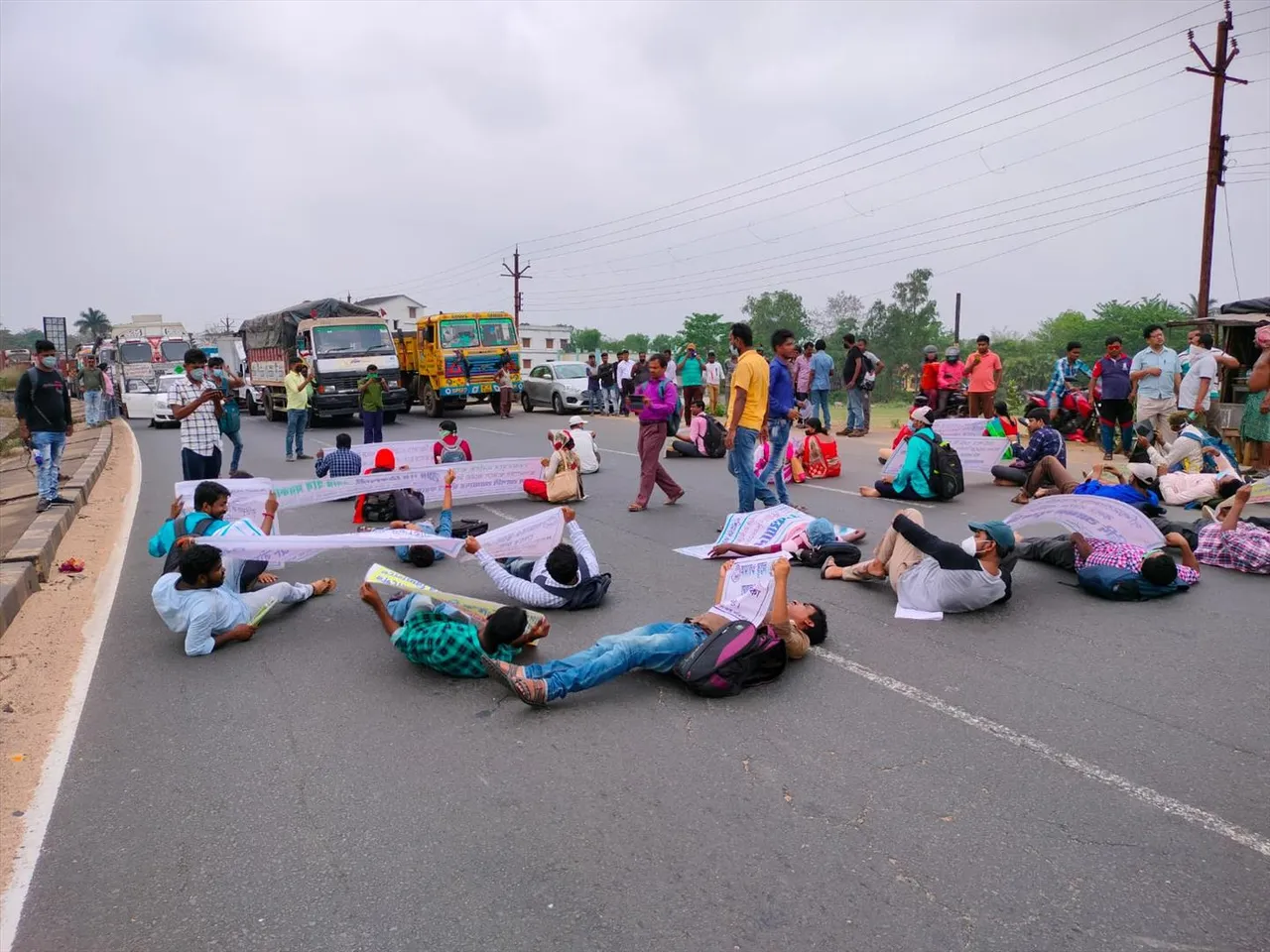 মন্ত্রীর কার্যালয়ের সামনে বিক্ষোভ