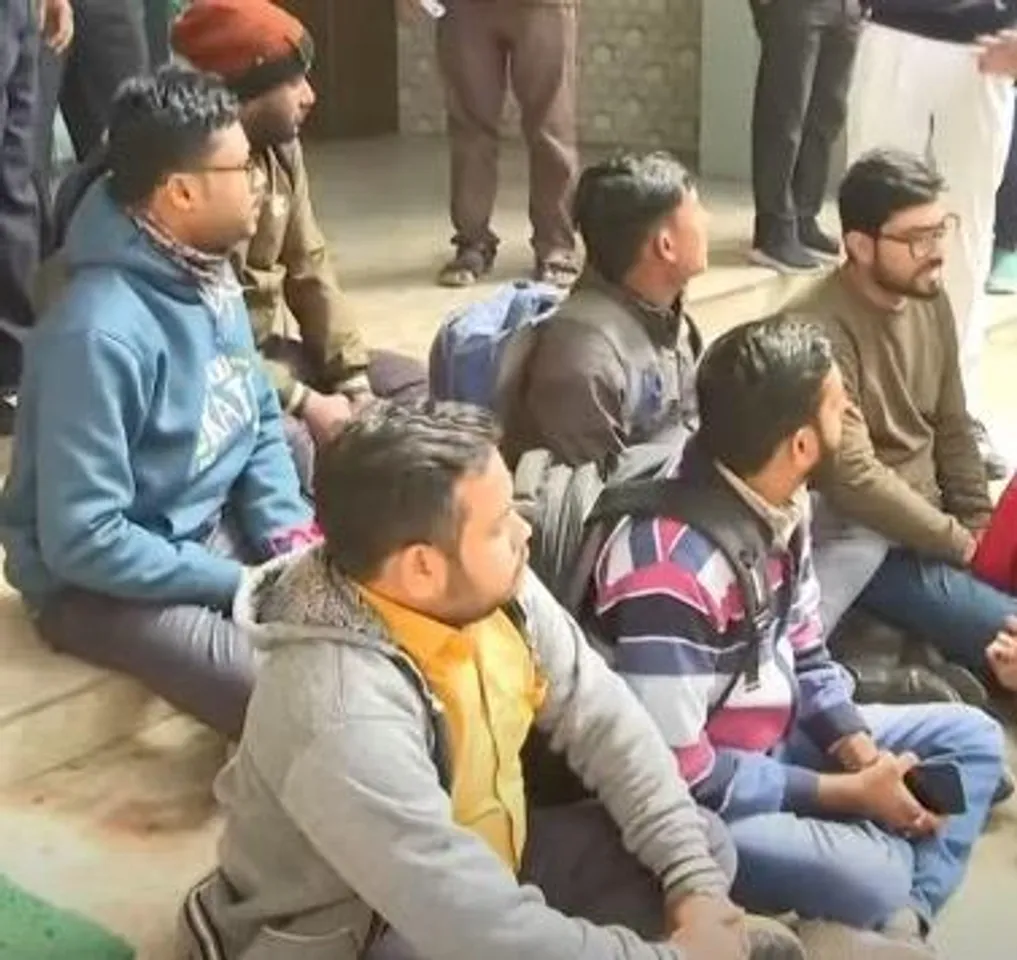 খাদ্য দফতরের অফিসের সামনে বিক্ষোভ