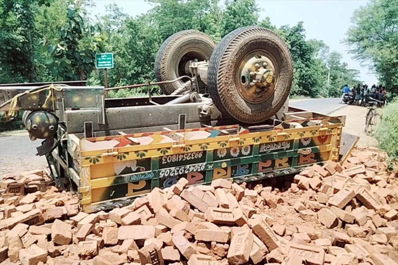 ইঁট বোঝাই ট্রাক্টর উল্টে জখম ২ শ্রমিক