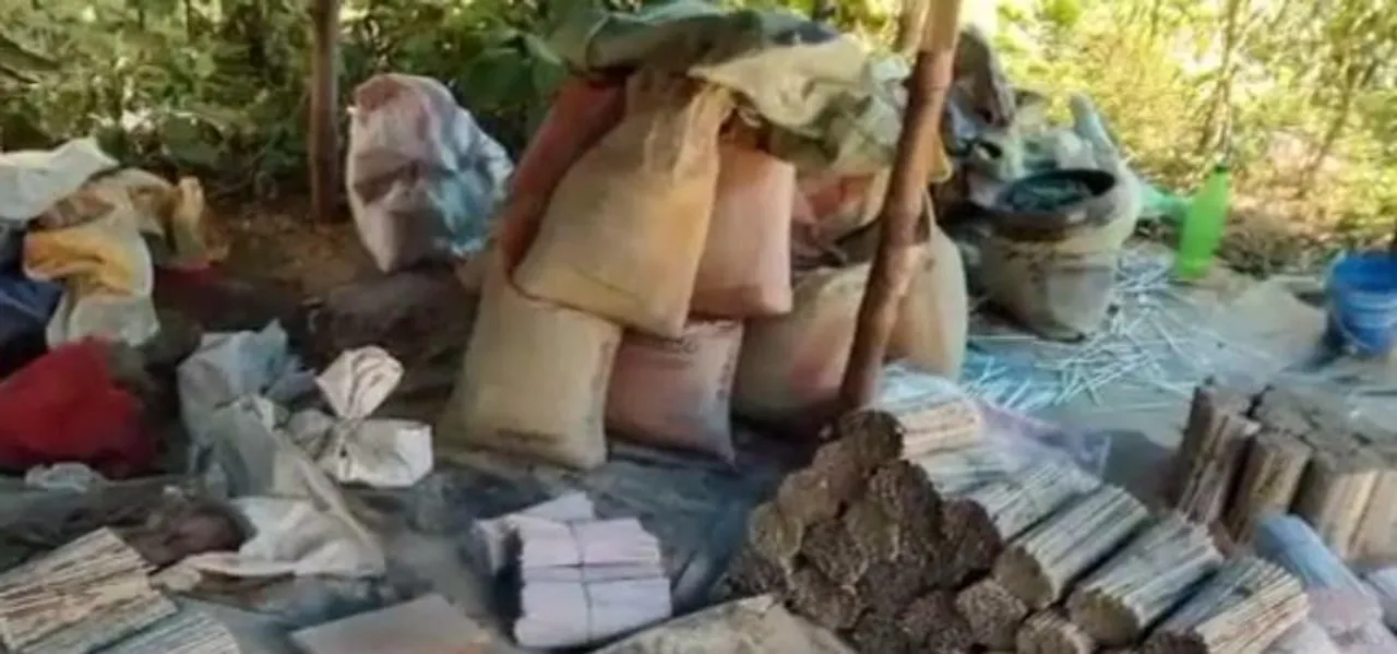 বাজি ও বাজি তৈরির সরঞ্জাম সহ গ্রেফতার ১