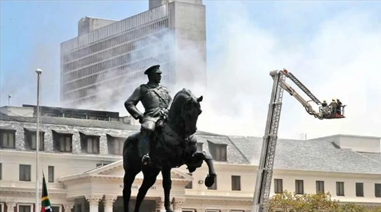 দক্ষিণ আফ্রিকায় পার্লামেন্টে আগুন