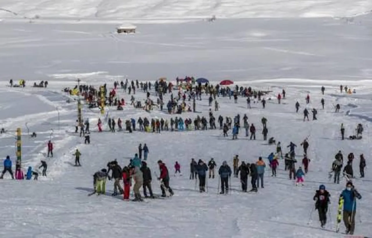 জাপানের হোক্কাইডোতে স্কি রিসোর্টের কাছে তুষারধসে গুরুতর আহত মহিলা