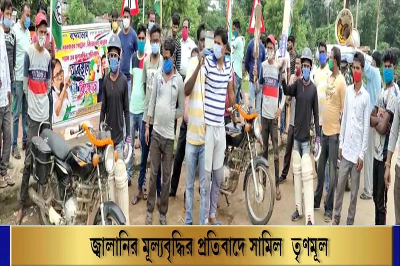 ব্যাট, বল, গ্লাভস পড়ে প্রতিবাদ তৃণমূলের