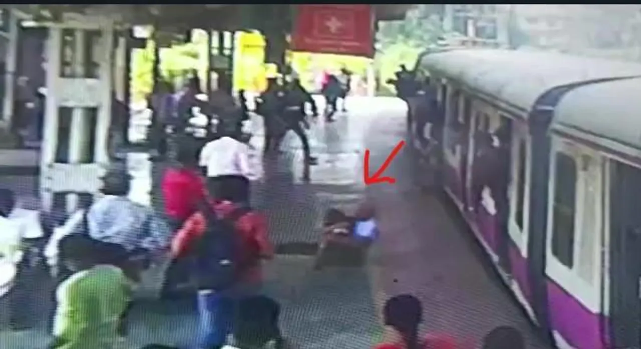 সিনেমার হিরোর মতো শিশুর জীবন রক্ষা করলেন আরপিএফ কনস্টেবল