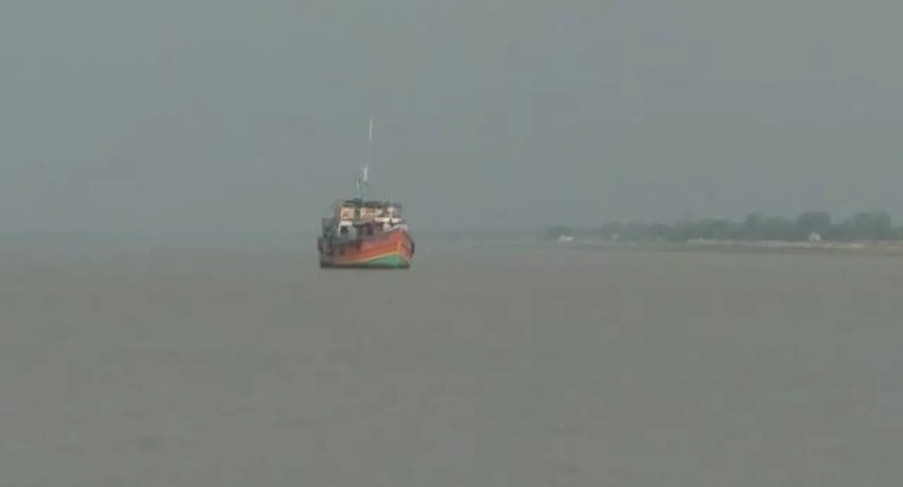 পেটুয়াঘাট মৎস্য বন্দরে ট্রলার ডুবে মৃত ২, নিখোঁজ ৭