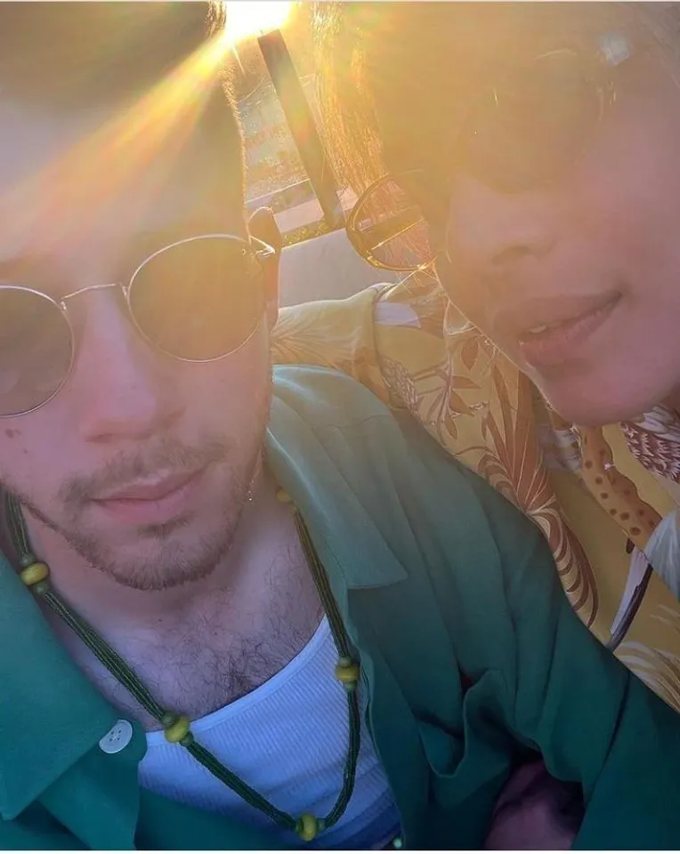 নিজের সন্তান কে সর্বসমক্ষে না আনলেও তার আভাস দিলেন প্রিয়াঙ্কা