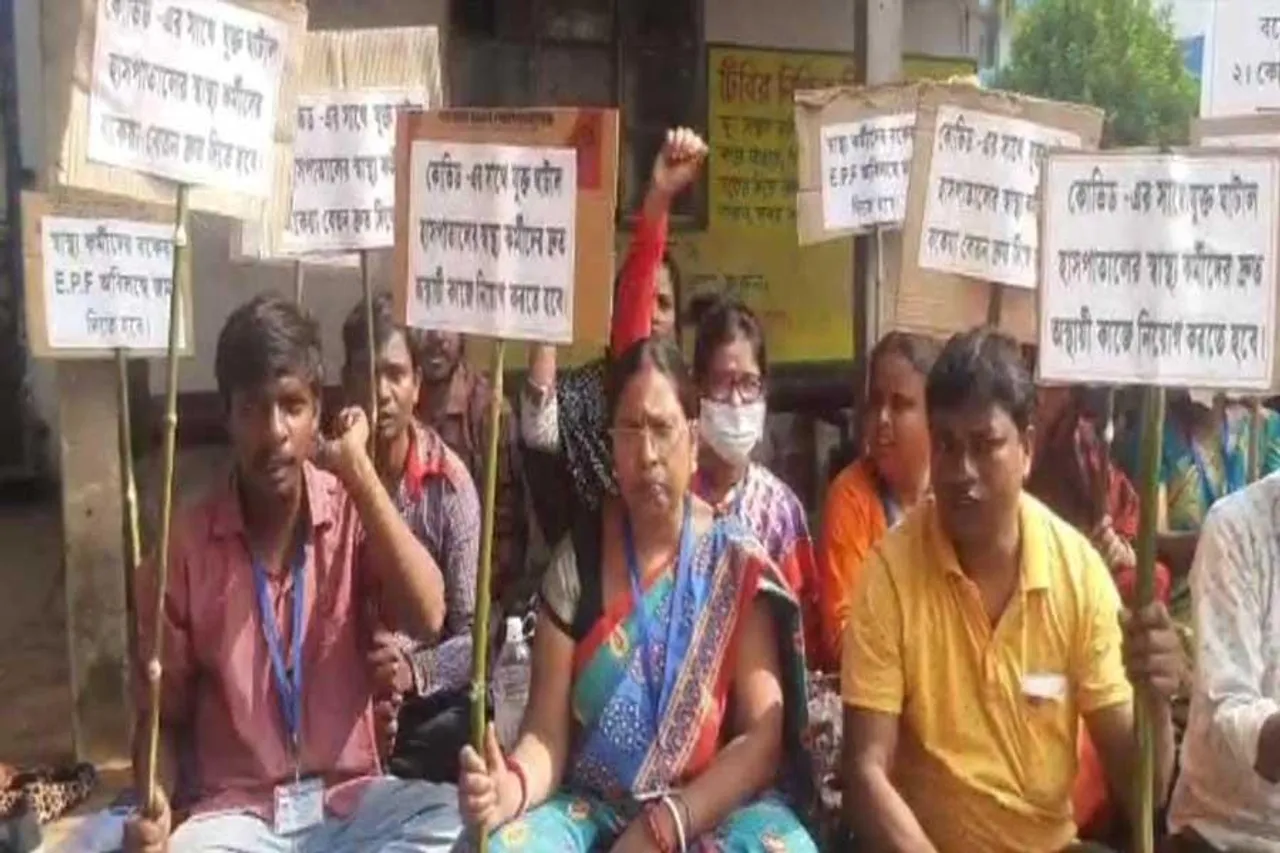 হাসপাতালের জরুরী বিভাগের সামনে বিক্ষোভ ৩২ জন অস্থায়ী কর্মীর